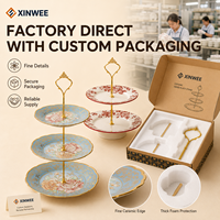 Op maat gemaakte vintage bloemen drielaagse keramische cupcake standaard met gouden metalen staaf, afternoon tea snack schaal, OEM geschenkverpakking, bulk