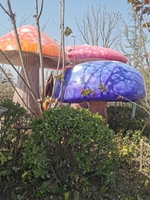 Grande sculpture décorative en fibre de verre en forme de maison champignon pour jardin, parc et aire de jeux extérieurs