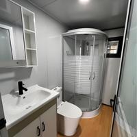 Maison conteneur pliable et extensible en acier préfabriqué, 2 chambres, 1 salle de bain, entièrement meublée, installation rapide et économique, pour usage résidentiel ou bureau.