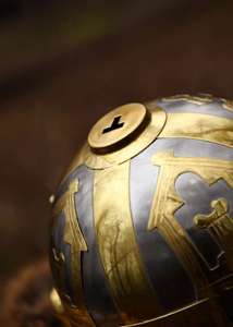 Casco Decorativo con Temática Romana, Plateado/Dorado, con Escudo, Accesorio Metálico para Disfraces Históricos, Organizadores de Eventos y Coleccionistas - Product Image 4