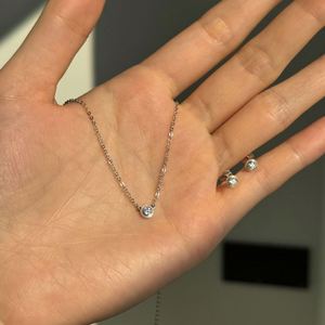 Boucles d'oreilles clous Dylam Classic Collection en argent sterling 925 plaqué or 14K avec pierre de moissanite VVS1 couleur D de 0,3 carat - Product Image 3