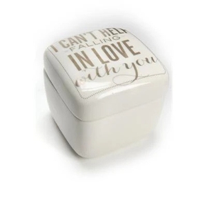 Caja <span class=keywords><strong>de</strong></span> baratija <span class=keywords><strong>de</strong></span> cerámica cuadrada Caja <span class=keywords><strong>de</strong></span> regalo <span class=keywords><strong>de</strong></span> joyería decorativa Embalaje con oro inscrito "<span class=keywords><strong>No</strong></span> <span class=keywords><strong>puedo</strong></span> evitar <span class=keywords><strong>enamorarme</strong></span> <span class=keywords><strong>de</strong></span> <span class=keywords><strong>ti</strong></span>" - Product Image 2