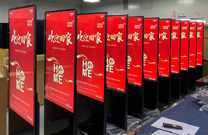 ตู้โชว์สินค้าดิจิทัลแบบตั้งพื้น Hiseeview ขนาด 43-85 นิ้ว สมาร์ท 4K HD พร้อมที่ใส่โบรชัวร์ เหมาะสำหรับห้องจัดแสดงนิทรรศการและพื้นที่ล็อบบี้ - Product Image 4