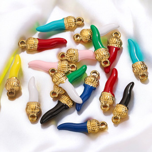 Breloque piment en émail coloré avec couronne en or PVD |   Pendentif porte-bonheur Cornicello en acier inoxydable pour la fabrication de bijoux - Product Image 1