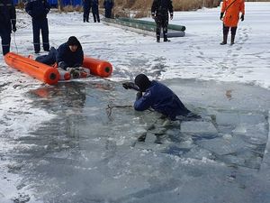 Camilla de Rescate Inflable y Balsa Salvavidas de PVC, Capacidad de 500 kg, Equipo de Rescate Portátil con Bomba y Kit de Reparación - Product Image 2
