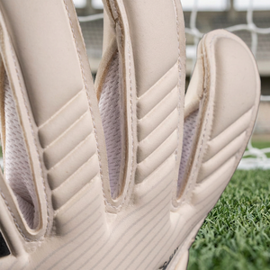 Guantes de Portero de Fútbol de Látex Alemán, Diseño Personalizado en Blanco y Negro, con Palma Plana Inyectada de Goma, Elásticos - Product Image 3