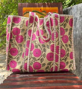 Bolso de Mano Acolchado de Algodón con Estampado de Bloques, Hecho a Mano, Estilo Sostenible, Acolchado Suave, Amplio, para Viajes, Compras, Bolso de Hombro - Product Image 1