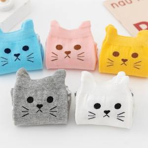 नई महिला चालक दल के पशु प्रिंट विरोधी पर्ची लुभावनी कस्टम लोगो आकस्मिक स्ट्रिप्ड पॉलिएस्टर फाइबर एक आकार ट्यूब मोजे - Product Image 4