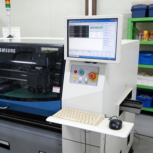 เครื่องประกอบชิ้นส่วน SMT รุ่น SM411 ของฮันวา (Hanwha) แบบ Pick and Place พร้อมสายพานลำเลียงสองเลน สำหรับยิงชิป LED ใช้ประกอบแผงวงจรพิมพ์ (PCB) สำหรับยานยนต์ - Product Image 3