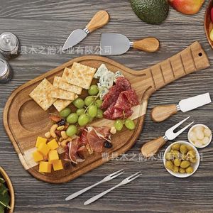 Tabla de quesos de madera con forma de guitarra con ranuras para exhibir aperitivos y para uso en fiestas - Product Image 2