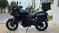 Moto de tourisme aventure 300cc à deux cylindres en ligne refroidie par eau, avec sacoches latérales en aluminium, top-case et feux auxiliaires, pour la conduite tout-terrain et sur route