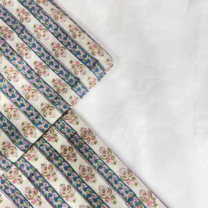 Tela de Algodón Blanca con Estampado Floral Azul y Rosa, Rayas Paisley, Estampado Tradicional Indio, Textil para Vestido Kurti - Product Image 3