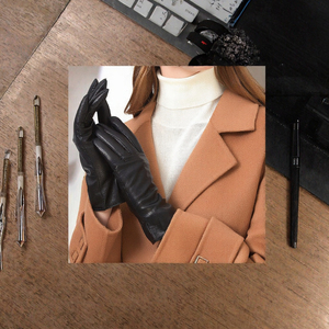 Guantes de piel de oveja para mujer, guantes cálidos de invierno con forro de cachemira para pantalla táctil, guantes vintage para uso diario al aire libre - Product Image 3
