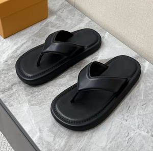 Tongs de plage antidérapantes de luxe pour hommes, en cuir de vachette souple, à semelle épaisse et en V, idéales pour l'été - Product Image 1
