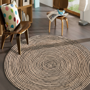 Alfombra redonda trenzada de yute con llamativas rayas concéntricas negras. Gran acento moderno. Disponible a precios al por mayor. - Product Image 1