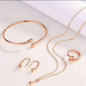 Ensemble de bijoux quatre pièces pour femme : collier, bracelet et boucles d'oreilles en alliage électroplaqué style punk, motif goutte d'eau – Idéal comme cadeau - Product Image 3