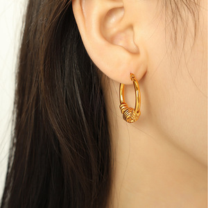 ต่างหูแบบห่วงทองคำชุบ 24k ไทเทเนียมสตีล เครื่องประดับแฟชั่นสำหรับผู้หญิงสำหรับงานปาร์ตี้ รุ่น EH523 - Product Image 4