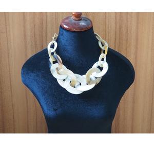 Collar llamativo colorido y moderno con estilo, joyería con cuentas de resina Unisex, collar hecho a mano de la mejor calidad para cada ocasión - Product Image 1