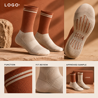 Chaussettes de cyclisme sportives orange rouille respirantes en maille avec revers côtelé, coupe discrète, zones ventilées, couleurs inaltérables, matière respirante
