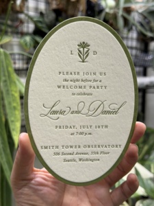 Tarjeta de Invitación de Boda Ovalada Personalizada, Papel Offset, Impresión Tipográfica, Grabado en Relieve, Sello Dorado, Monograma, Diseño de Hoja L D, Borde Verde - Product Image 1