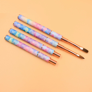 แปรง<span class=keywords><strong>ทำ</strong></span>เล็บอเนกประสงค์ด้ามไม้ไนลอนลายเกล็ดปลาไล่เฉดสี สำหรับร้าน<span class=keywords><strong>ทำ</strong></span>เล็บมืออาชีพ ใช้สำหรับเบลนด์และไลน์ - Product Image 1