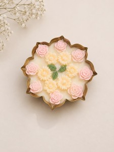 Bougie parfumée à motif floral, fabriquée à la main en cire de paraffine, cadeau élégant pour Diwali, décoration festive pour la maison, célébration et offrande - Product Image 2