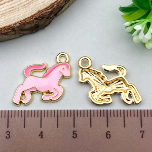 Colgantes <span class=keywords><strong>de</strong></span> aleación <span class=keywords><strong>de</strong></span> metal esmaltado con temática vaquera, <span class=keywords><strong>de</strong></span> caballo, sombrero, bota, herradura, pistola, vino, caza, estilo western y punk, accesorios <span class=keywords><strong>de</strong></span> joyería - Product Image 6