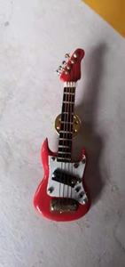 Broche personnalisée en gros 2024, divers modèles de broches en forme de guitare et de violon, accessoires de mode, broche en bois, artisanat en bois - Product Image 6