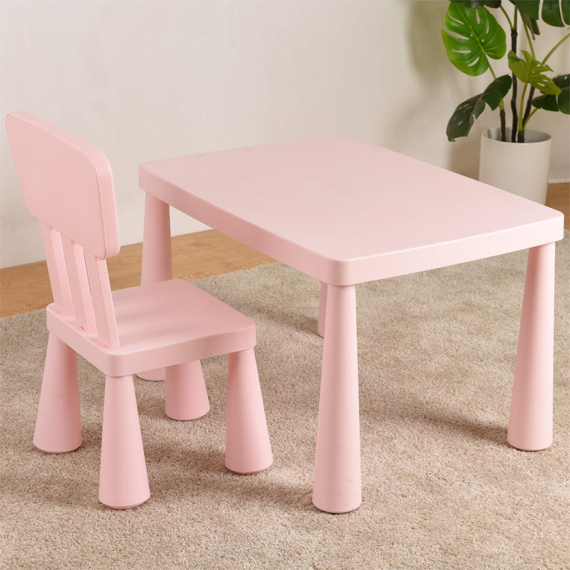 โต๊ะสีชมพูและเก้าอี้พนักพิงสี่เหลี่ยมมีแผ่นกันลื่น