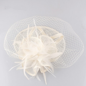 Chapeaux de fascinateur pour <span class=keywords><strong>femme</strong></span> Sinamay kentucky derby avec pince à cheveux fascinateur d'église avec voile et plume de filet de cage à oiseaux - Product Image 6