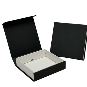 Scatola per Cappellini da Baseball in Carta Kraft Riciclata Ecologica con Finestra Trasparente e Chiusura Magnetica per Esposizione e Vendita al Dettaglio - Product Image 1