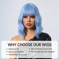 Wig sintetis biru muda berombak pendek untuk wanita Wig berwarna-warni Lolita dengan poni gelombang tubuh Cosplay Wig rambut alami tahan panas