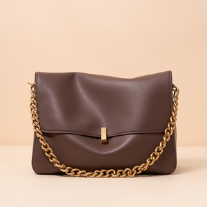 Sac fourre-tout pour femmes au design tendance, sac à bandoulière en cuir avec chaîne, grande capacité, sac à main rétro souple pour femmes - Product Image 1