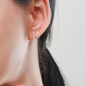 Gioielli personalizzati a basso MOQ 2024 alla moda S925 orecchini huggie con perla in argento sterling altri orecchini di moda - Product Image 3