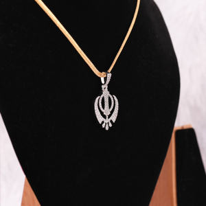 Colgante Estético con Forma de Logotipo de la Religión SIKH con Pequeños Diamantes Redondos Cultivados en Laboratorio en Oro Sólido de 18 Quilates para Todas las Ocasiones Unisex - Product Image 4