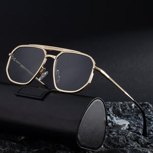 Gafas de Sol KSL-98345 para Hombre, Montura Cuadrada de Metal, Lentes de PC con Protección UV400, Protección Solar Clase 2 para Conducir, Montura Negra - Product Image 4