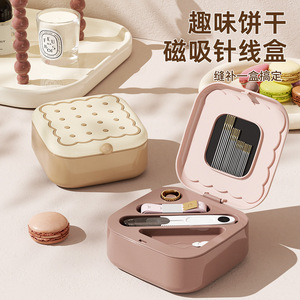 Caja magnética portátil para agujas de coser con agujas y herramientas para reparaciones rápidas - Product Image 1