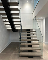 Escalier monodirectionnel VIKO au design moderne et minimaliste avec rampe en verre, à montée ouverte et droit, idéal pour villa, appartement et usage intérieur.