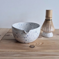 Bol à matcha fait main avec bec verseur Bol à matcha et fouet Ensemble de tasses à thé mouchetées blanches et bleues