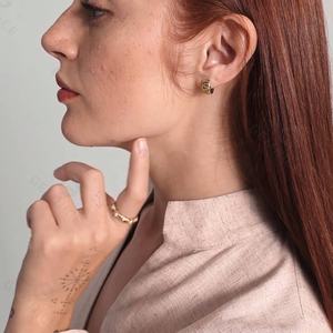 Anillo de Plata de Ley 925 Gemnel con Baño de Oro Vermeil de Lujo y Piedras de Circonita Cúbica con Incrustaciones de Diamantes - Product Image 2