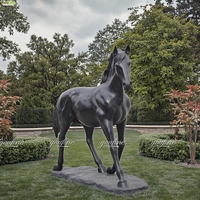 Statue de cheval anglais de race pleine croissance en bronze grandeur nature, sculpture réaliste, fabrication artisanale par moulage à la cire perdue pour la décoration de jardins, de propriétés et d'hôtels