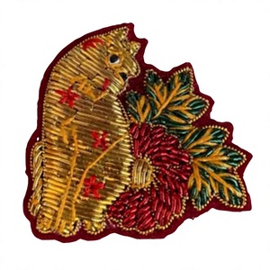 Broches décoratives personnalisées de haute qualité en tissu indien brodé de dessins animés, options aimantées ou à coudre - Product Image 1