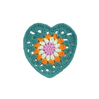 Vente en gros – Applique cœur en crochet fait main de 11 cm avec motif floral contrastant pour embellissement de vêtements et de table