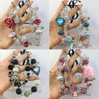 Breloque de téléphone 2026 au design varié, de haute qualité, faite à la main, pendentif de sac perlé, porte-clés tendance de luxe avec strass pour femme
