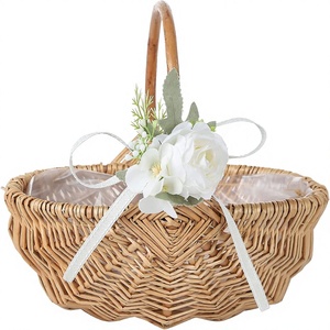 Panier à fleurs en osier tressé à la main pour cérémonie de mariage, avec doublure amovible pour la dispersion de pétales ou la présentation élégante de bouquets - Product Image 1
