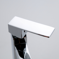 Robinet de lavabo de style contemporain, fourni par l'usine, en chrome, corps en zinc, mélangeur d'eau