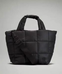 Muestra Gratis Bolso de Mano Acolchado para Mujer, Nuevo Modelo de Invierno 2023, Suave, Impermeable, de Nailon Acolchado, Personalizado, Tipo Bandolera - Product Image 6