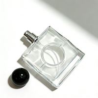 Flacon de parfum en verre transparent carré de haute qualité, personnalisable, avec bouchon rond noir pour l'emballage de parfum