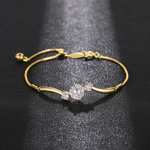 Bracciale in Cristallo Dorato Placcato Oro 22k con Incastonatura a Griffe, Gioiello Classico da Donna per Uso Quotidiano - Product Image 1