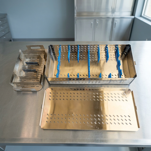 Bandeja de Instrumentos Quirúrgicos de Acero Inoxidable con Divisores Azules y Diseño Perforado para Uso Hospitalario - Product Image 4